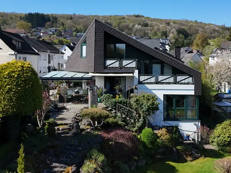 Ruhige Toplage in Haiger-Flammersbach: Gepflegtes Einfamilienhaus mit Apartment und Traumgarten – Objektwert Immobilien Consult Ruhige Toplage in Haiger-Flammersbach: Gepflegtes Einfamilienhaus mit Apartment und Traumgarten – Objektwert Immobilien Consult